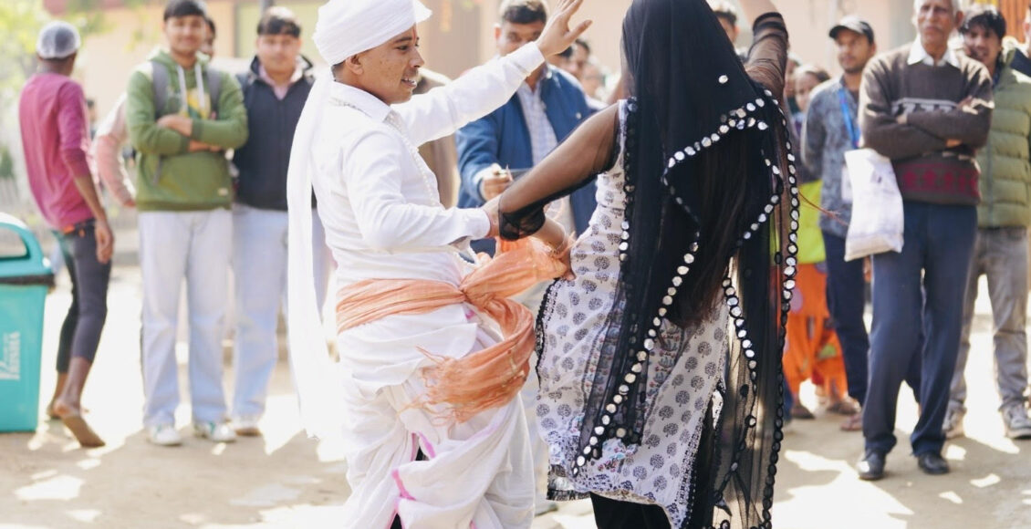 Domestic and foreign tourists are dancing to the beats of drums.