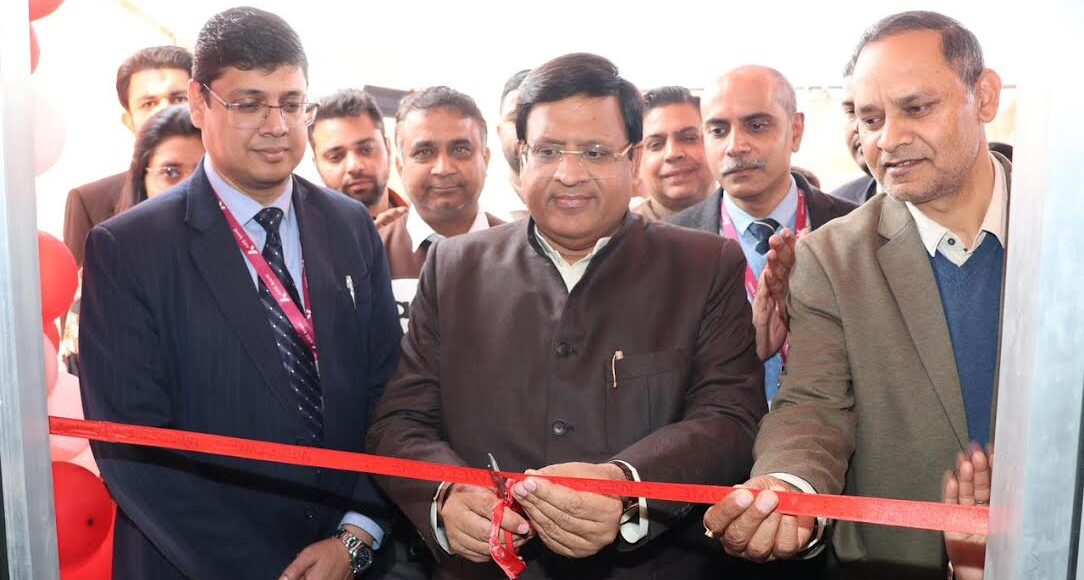 Cabinet Minister Vipul Goyal inaugurated the new branch of Axis Bank in Sector-2.