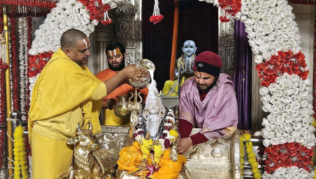 Mahashivratri was celebrated at Siddhadata Ashram, where Lord Shiva was anointed amidst chanting of mantras.