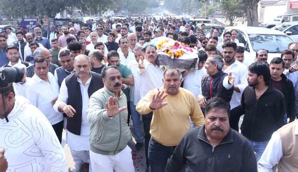 Former MLA Anand Kaushik immersed in the five elements, thousands of people participated in the funeral procession.