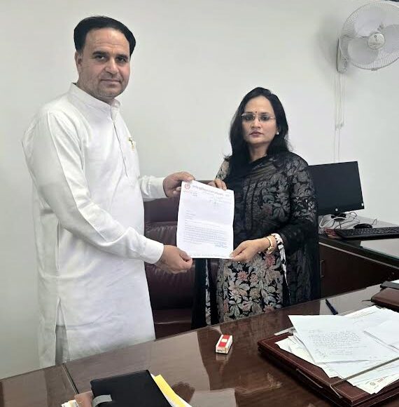 Sarpanch Surajpal Bhura demanded to resume the bus service from Arua to Ballabhgarh.