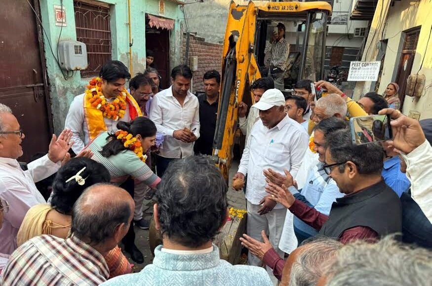 Councilor Rashmi Yadav inaugurated a road worth Rs 62 lakh.
