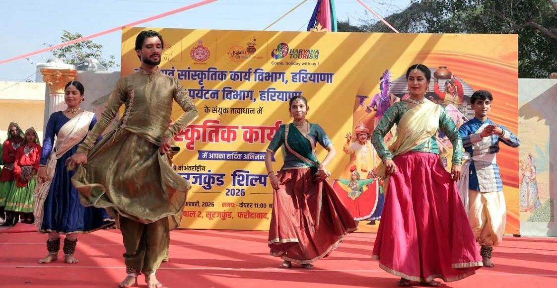Cultural colours were spread at the small Chaupal of the fair, the spectators thoroughly enjoyed it.