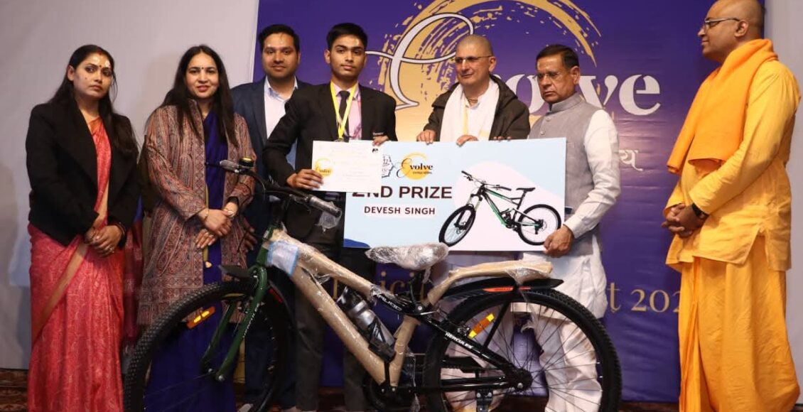 Student of Vidyasagar International School secured second position in 'Evolve - Bright Future' competition organized by ISKCON. State Minister Shri Rajesh Nagar honored the children.