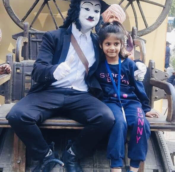 Impersonators become a special attraction at Surajkund Fair: Tourists are getting their photos clicked and taking selfies in large numbers.