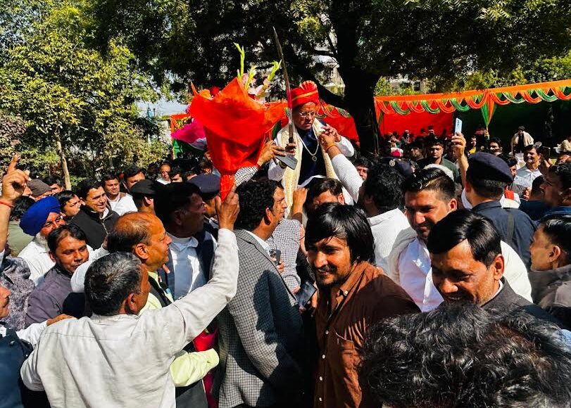 Minister Rajesh Nagar's birthday celebrated with great enthusiasm, flower shower from helicopter