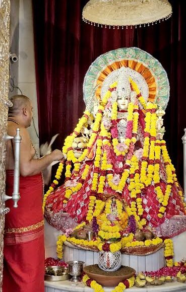 Shri Siddhadata Ashram was immersed in the devotion of Mother Kushmanda.