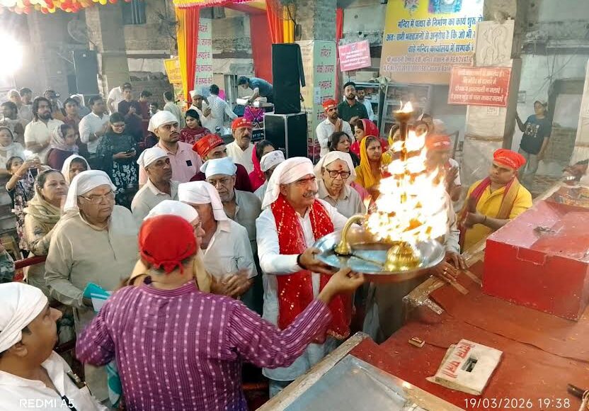 On the second day of Navratri, a grand puja of Mata Brahmacharini was performed at the Vaishno Devi temple.