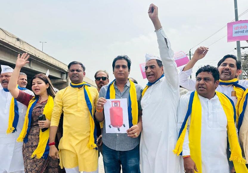 Aam Aadmi Party protested against the black marketing of LPG cylinders.