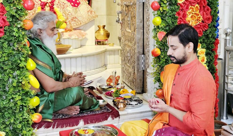 Swami Shri Purushottamacharya Ji Maharaj gave the message of meditation and resolution during Chaitra Navratri.