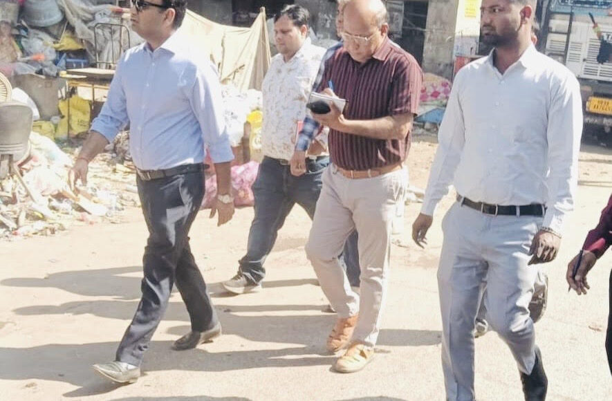 Corporation Commissioner Dhirendra Khadagta inspected Ward 14 and directed the removal of encroachments from under the Bata Bridge.