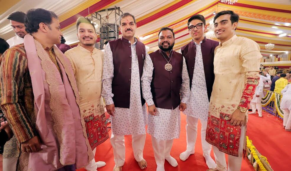 Devotees danced to the hymns of Shyam devotee Kanhaiya Mittal.