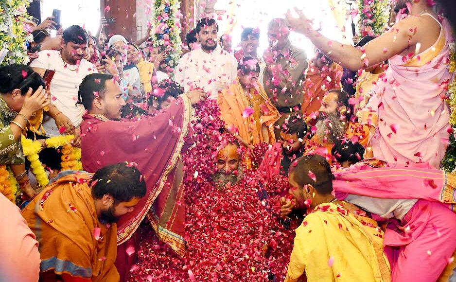 Shri Siddhadata Ashram was drenched in the colours of faith, belief and devotion.