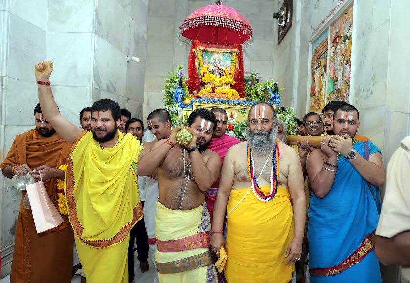 A grand display of devotion was witnessed at Siddhadata Dham, with a grand procession and tableaux of Lord Shri Ram.