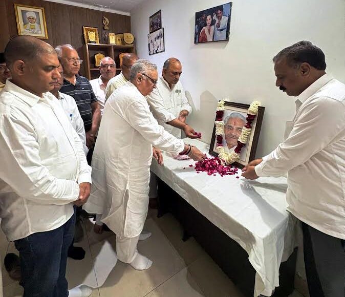 Captain Ajay Yadav paid tribute to former MLA late Anand Kaushik.