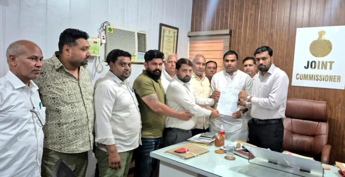 Congress leader Girish Bhardwaj submitted a memorandum to the Joint Commissioner regarding basic facilities.