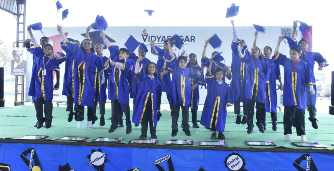 Vidyasagar International School gave scholarships worth Rs 10 lakh to meritorious students.