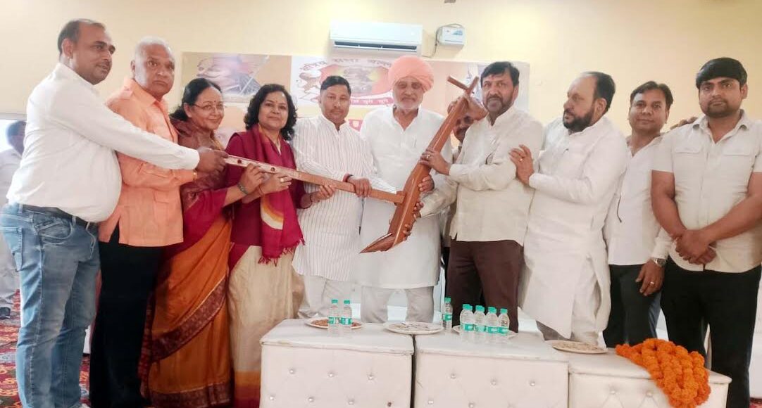 Jaiju Thakur welcomed Agriculture Minister Shyam Singh Rana by giving him a 'plough'.