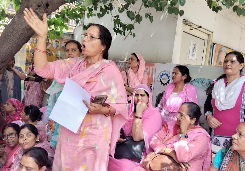 Anganwadi workers protested at the residence of the Union Minister of State and submitted a memorandum.