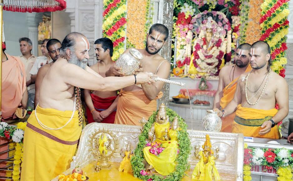 Narasimha Jayanti festival was coloured with devotion by Vedic mantras at Shri Siddhadata Ashram.