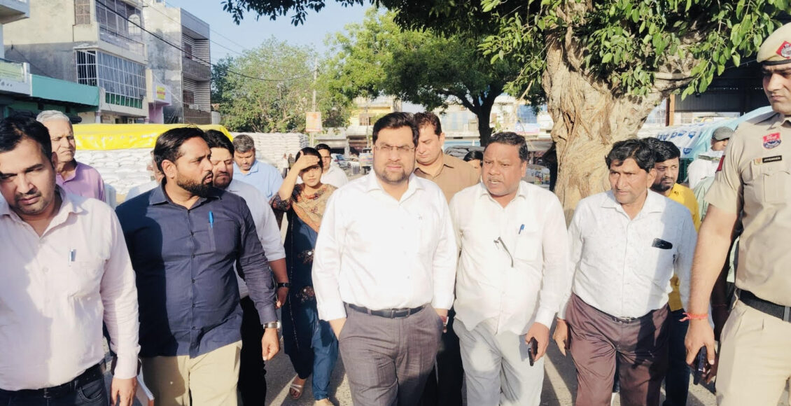 DC Ayush Sinha visited Ballabhgarh grain market and inspected the arrangements.