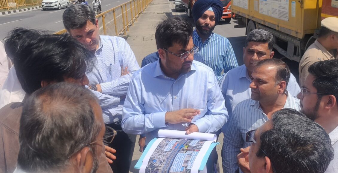 DC Ayush Sinha inspected ground zero regarding waterlogging and sewerage management in Faridabad and gave instructions to the officials.