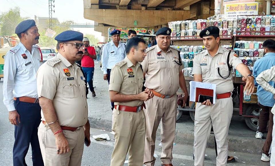 Deputy Commissioner of Police, Ballabhgarh visited the bus stand and took stock of the traffic arrangements.