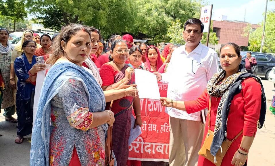 Asha workers protested and sent a memorandum to the CM and MD.