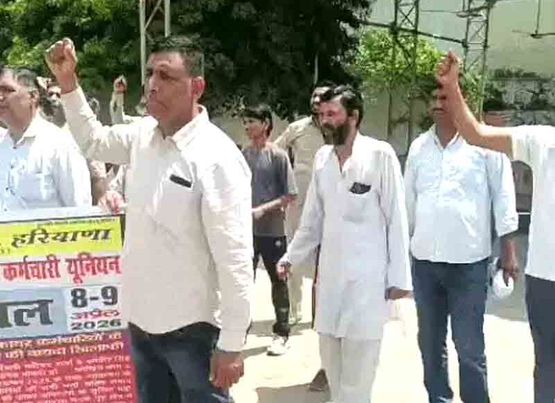 Fire brigade employees protest at Minister Shruti's residence: Declaration submitted
