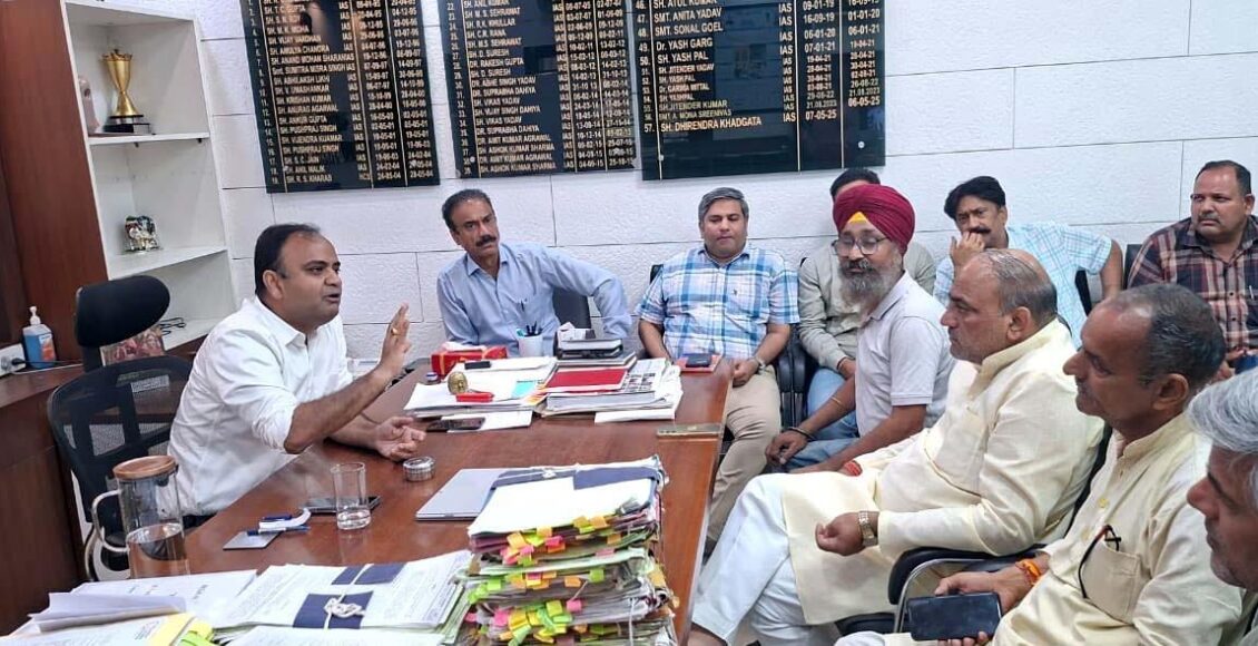 Municipal Commissioner holds positive talks with villagers regarding the processing plant in Pratapgarh.