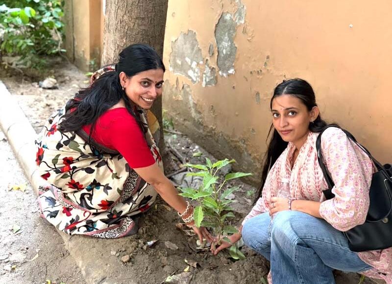 Social worker Rani Tiwari conveyed a message of greenery by planting saplings and was also honored with the 'Prakriti Prem Samman' (Nature Appreciation Award).