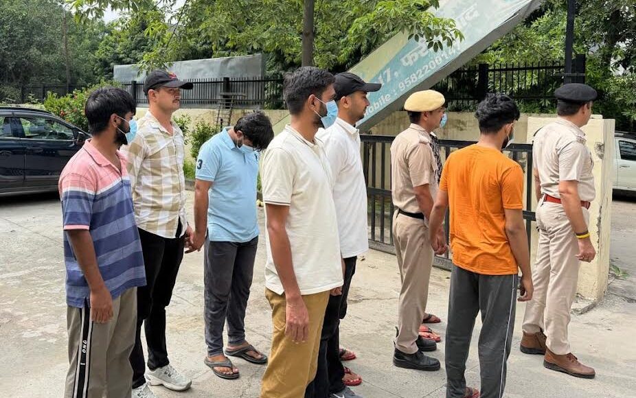 Six accused arrested for swindling ₹1.25 crore by posing as CBI officers.