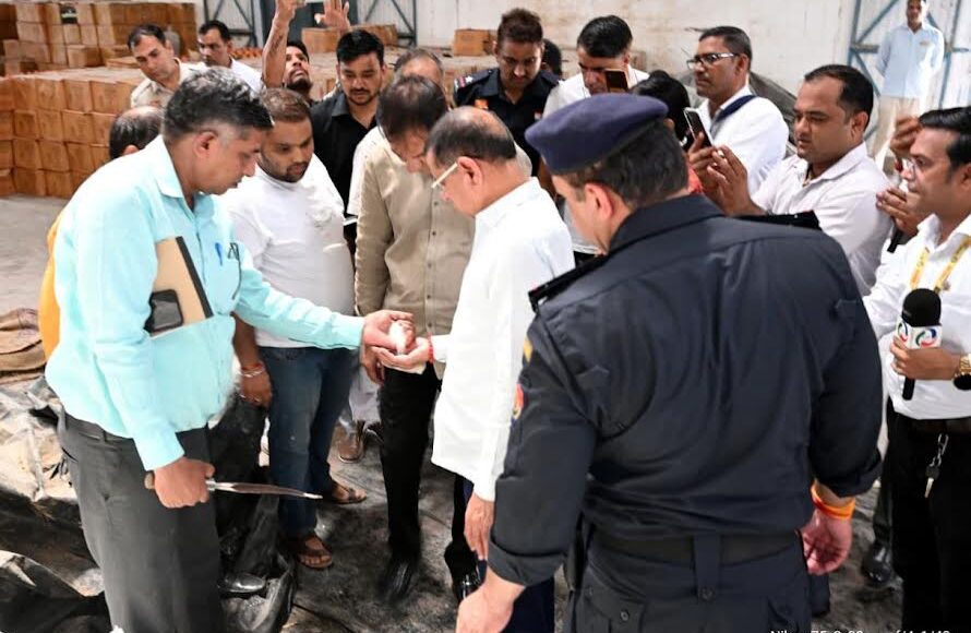 Minister Rajesh Nagar conducted a surprise inspection of the grain warehouse.