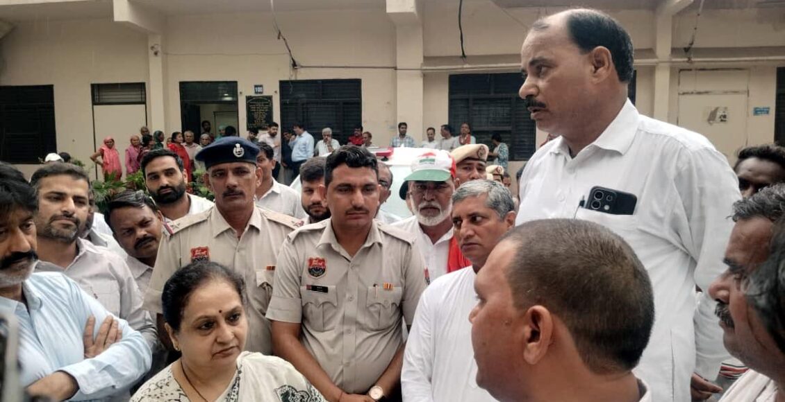 Municipal corporation employees arrived at the grievance redressal camp and surrounded the Mayor.