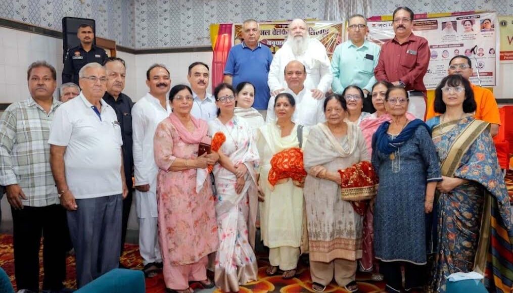 Alumni felicitated teachers who have served for four decades.