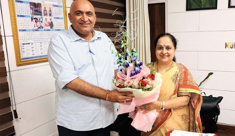 Municipal Commissioner Yashendra Singh met the Mayor; development works were discussed.