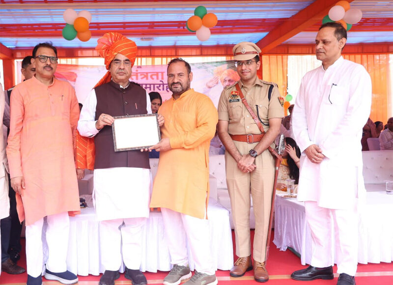 स्वतंत्रता दिवस पर शिक्षाविद समाजसेवी सन्तसिहं हुड्डा सम्मानित हुए 
