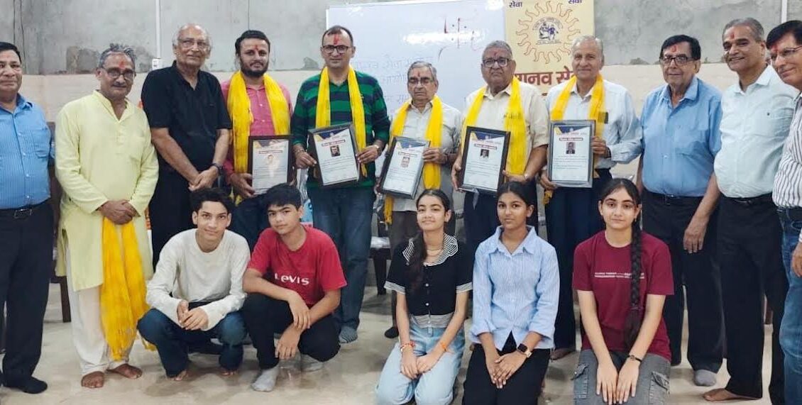 Teachers of 'Manav Super-21' honored with the 'Manav Gaurav Samman' on Teachers' Day.