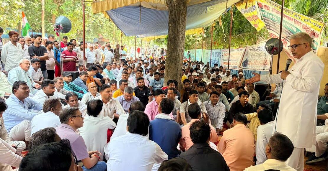 Electricity workers staged a protest against the arrest, dismissal, and suspension of striking employees.