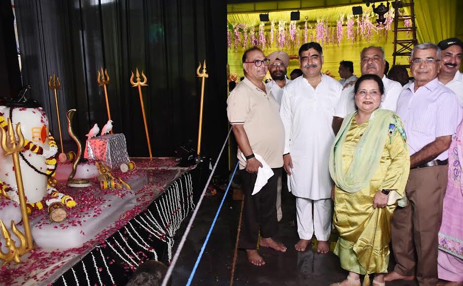 The festival of Shri Krishna Janmashtami was celebrated with great enthusiasm at the Siddha Peeth Shri Hanuman Temple.