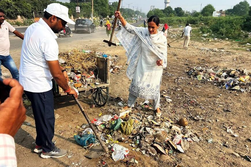 A special cleanliness drive was conducted in Chandavali village under the 'Seva Sankalp Abhiyan'.