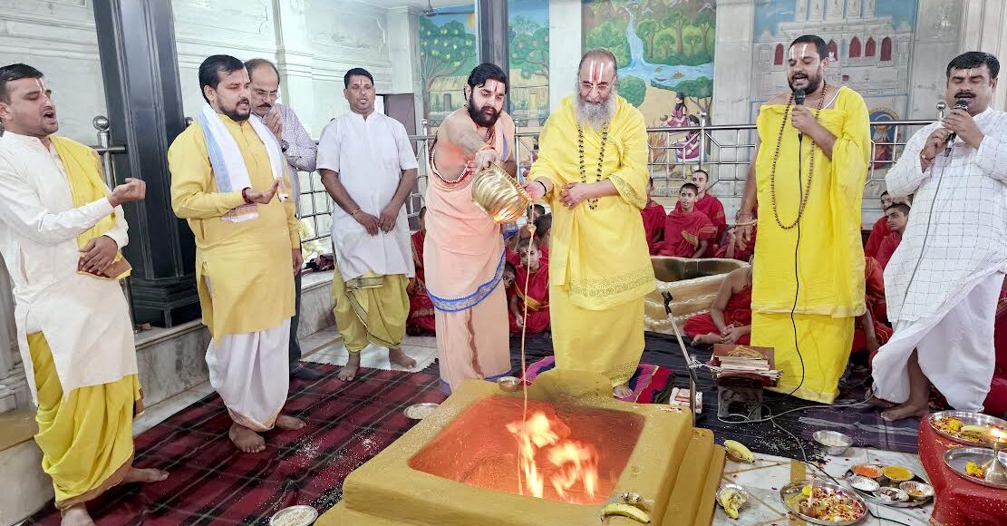 Havan-sacrifice under 'Seva Sankalp Abhiyan' at Shri Siddhadata Ashram