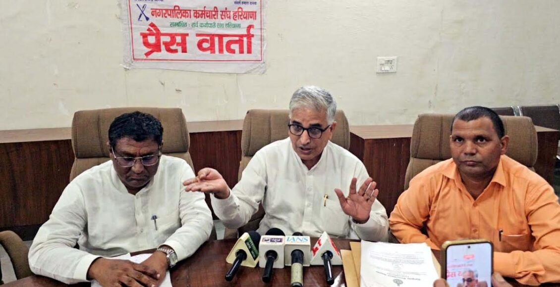 Sanitation workers' strike extended until September 6; warning of a decisive battle.