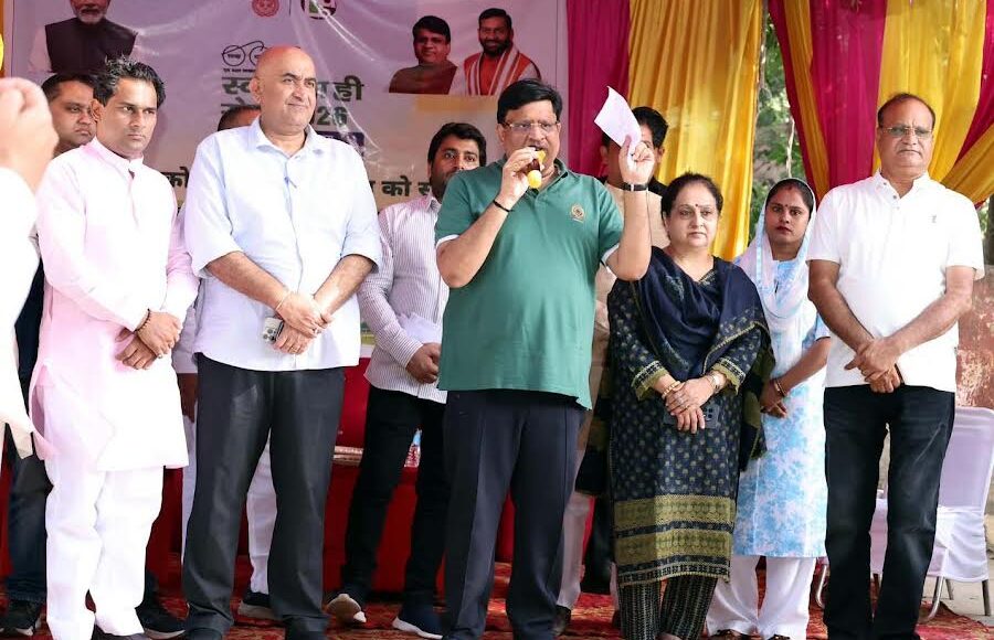 Cabinet Minister Vipul Goel inaugurated the event and personally participated in the cleanliness drive.