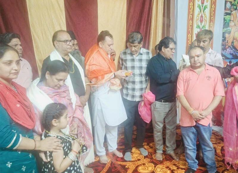 Dr. Rajesh Bhatia and the 'Army of Bajrangbali' visited several Ramlila stages with invitations for the 76th Dussehra Festival.