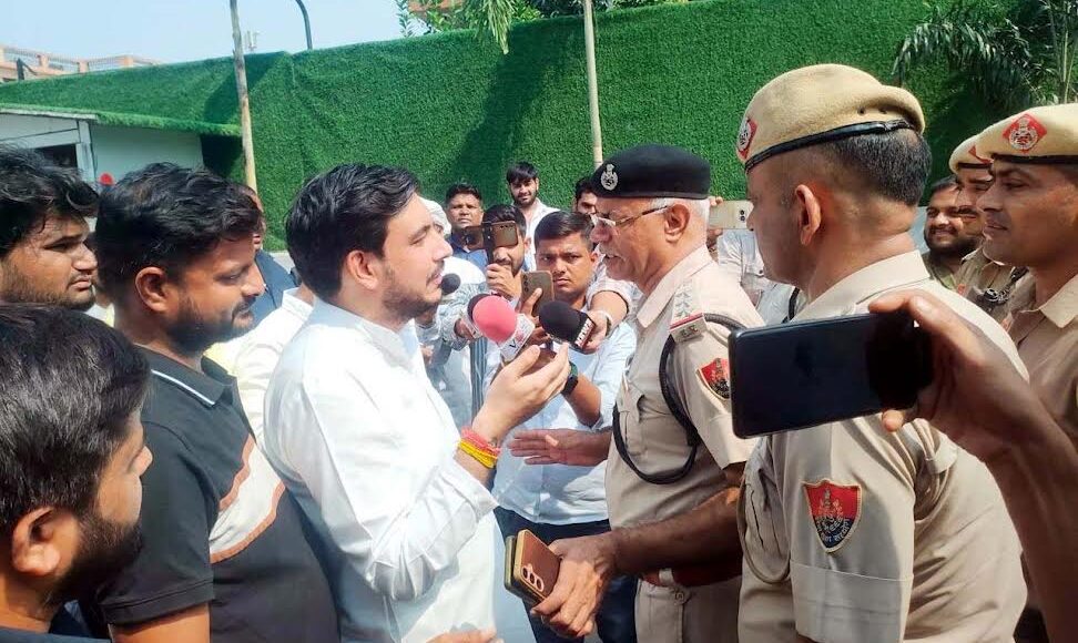 Congress leader Rohit Nagar placed under house arrest ahead of the 'Delhi March'; police deployed at his residence.