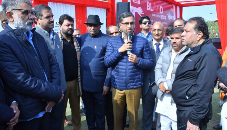संस्था फीवा द्वारा ओमेक्स ग्रुप के सहयोग से विशाल रक्तदान शिविर का आयोजन किया गया