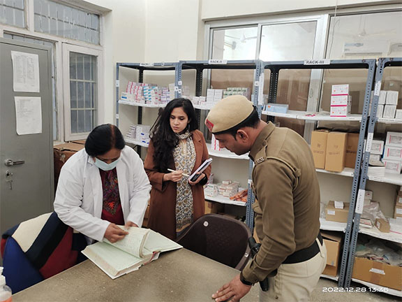 एडीसी अपराजिता ने एसजीएम नगर में पीएचसी सेंटर का किया निरीक्षण