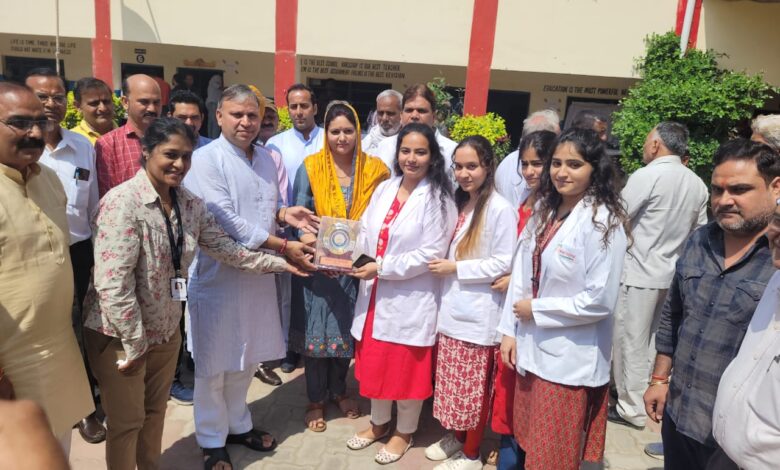 कांग्रेस के हाथ से हाथ जोड़ो अभियान से जुड़ रहे हैं लोग : विजय प्रताप