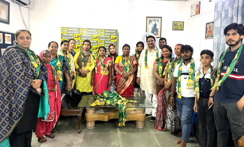 प्रदेश प्रवक्ता उमेश भाटी के नेतृत्व में भारी संख्या में महिलाओं ने जेजेपी पार्टी का दामन थामा
